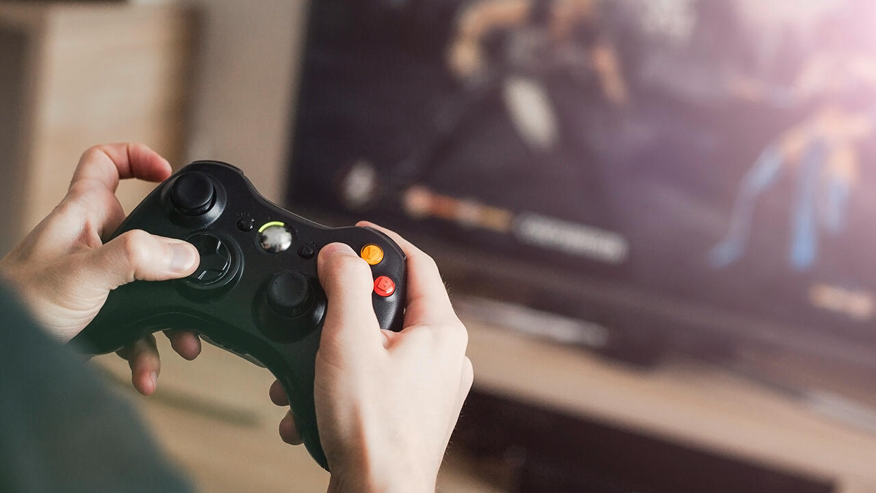 Wenn Spielekonsolen ständig an der Steckdose angeschlossen sind, kann sich das auf der Stromrechnung zeigen. Wenn Spielekonsolen ständig an der Steckdose angeschlossen sind, kann sich das auf der Stromrechnung zeigen.