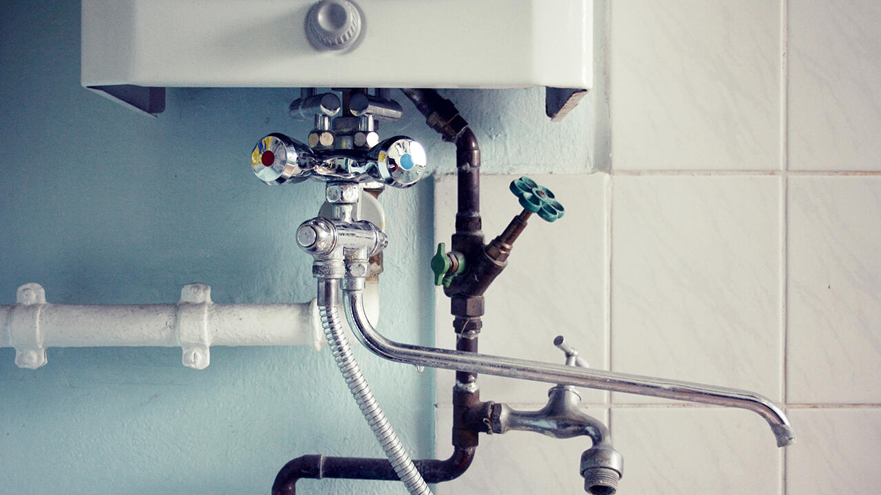 Viel Geld und Energie sparen Sie, wenn Sie auf elektrische Warmwasserbereitung verzichten und auf andere Energieträger umsteigen. Viel Geld und Energie sparen Sie, wenn Sie auf elektrische Warmwasserbereitung verzichten und auf andere Energieträger umsteigen.