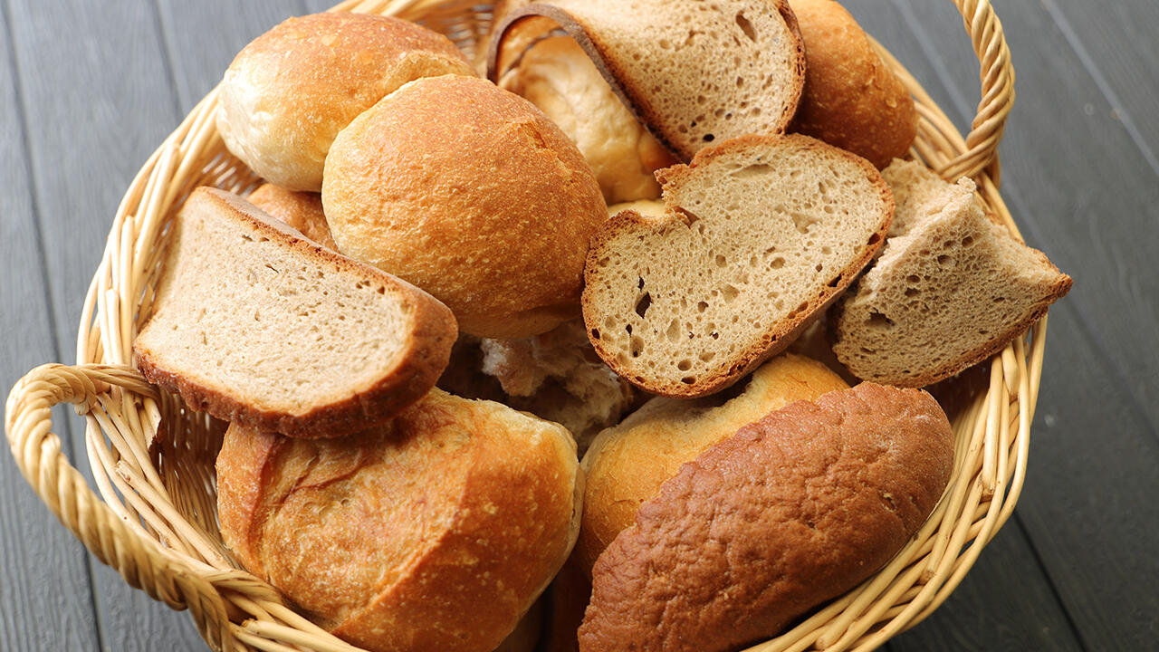Altes Brot nicht gleich wegwerfen: Man kann es zum Beispiel zu Semmelbröseln oder Croutons verarbeiten.
