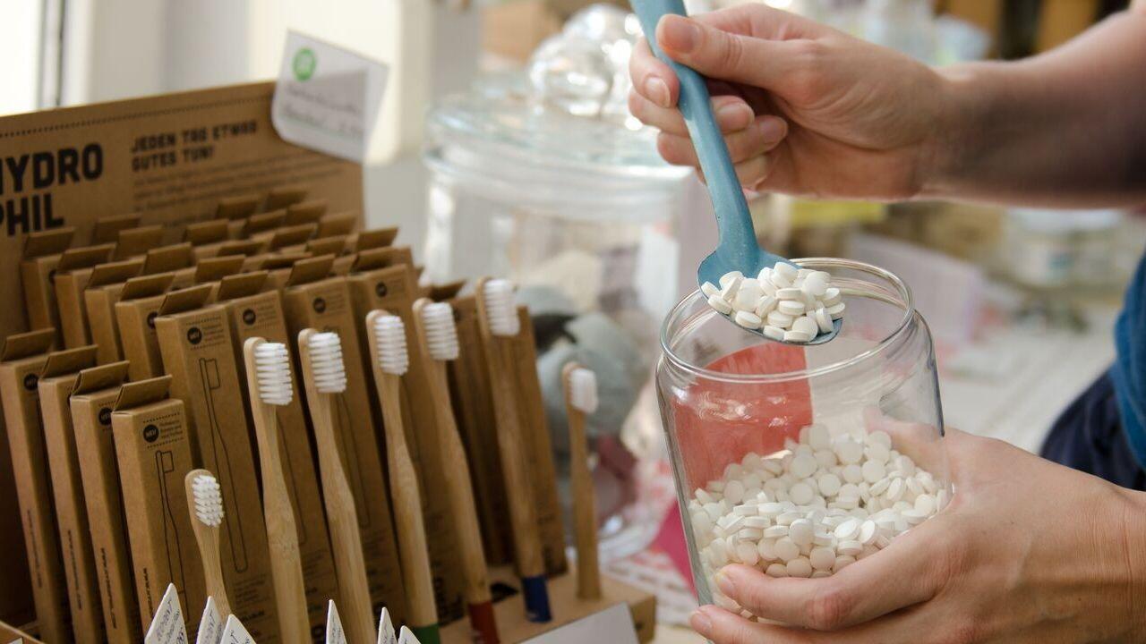 Statt Zahnpasta: Sie können Zahnputztabletten im Unverpackt-Laden oder in manchen Drogerien kaufen. Statt Zahnpasta: Sie können Zahnputztabletten im Unverpackt-Laden oder in manchen Drogerien kaufen.