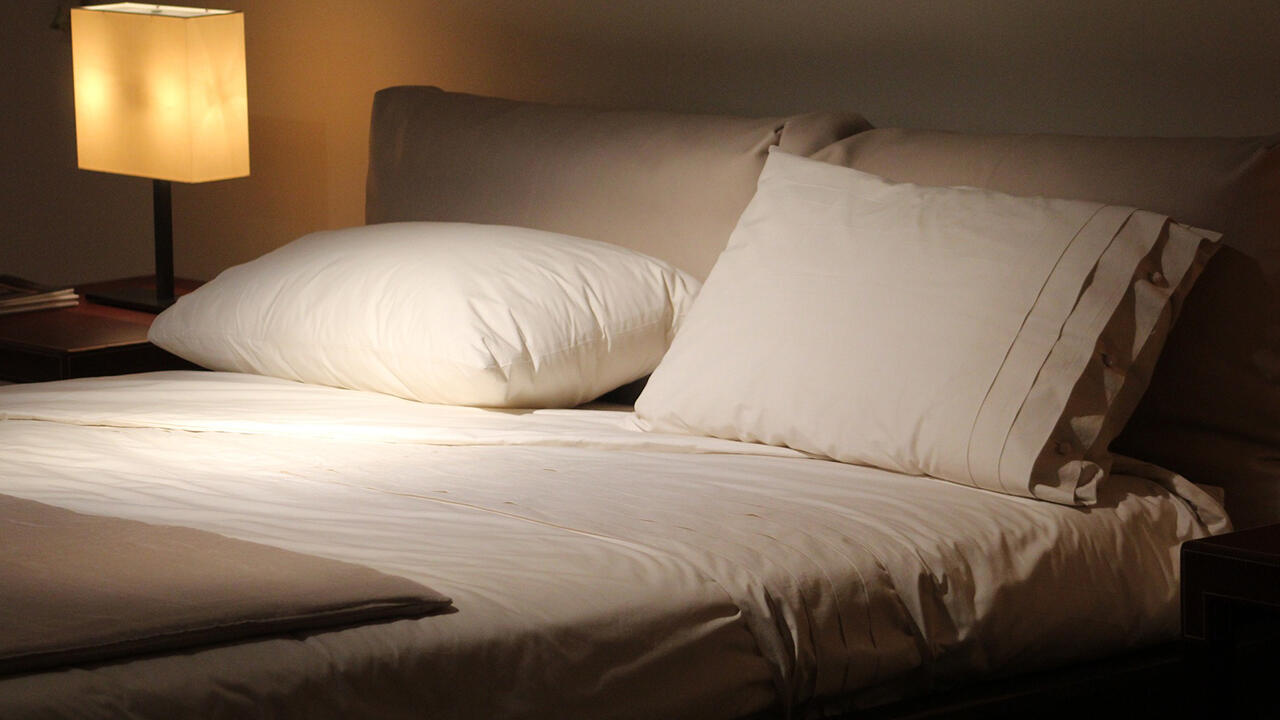 Tipp zum Einschlafen: Wechseln Sie erst ins Schlafzimmer, wenn Sie wirklich müde sind. 
