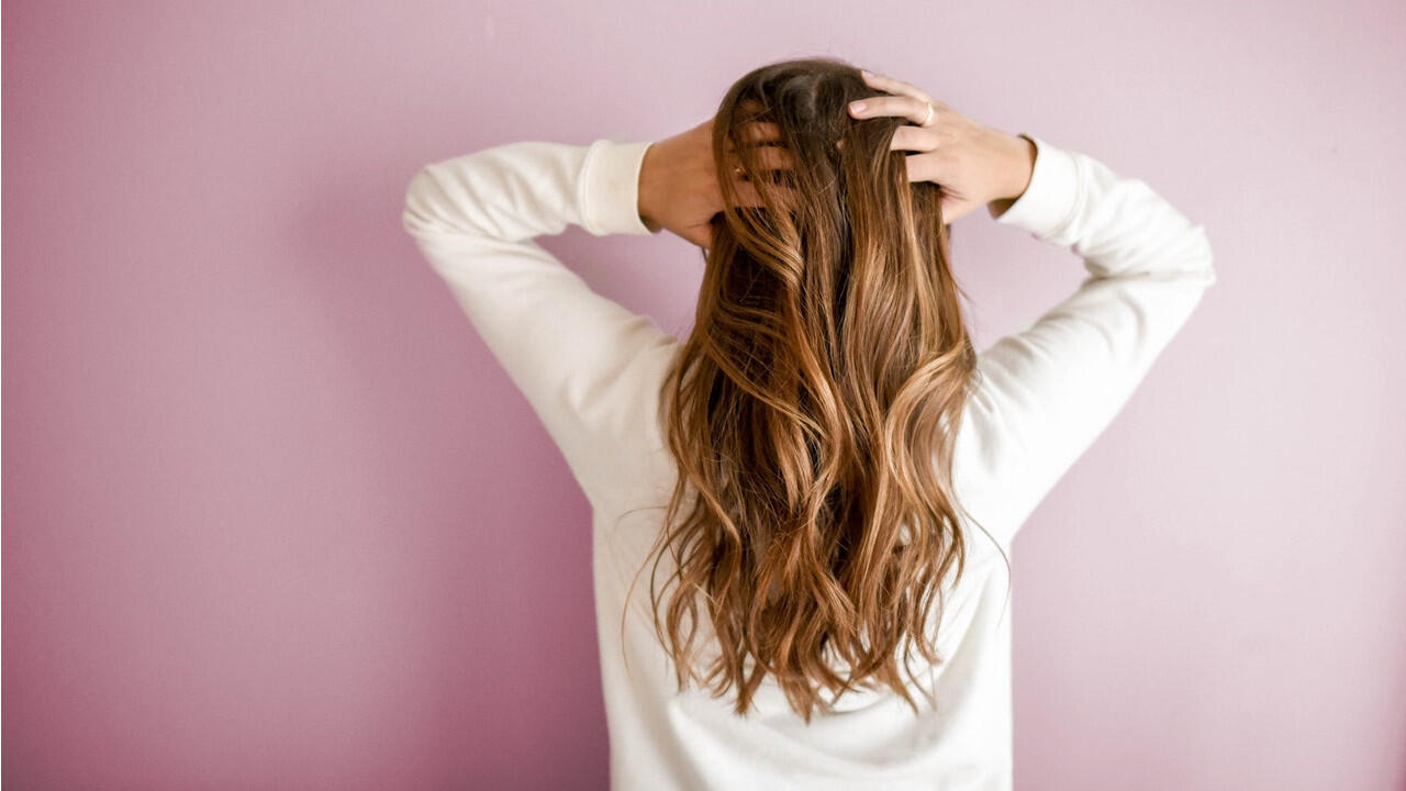 Für gesunde Haare ist eine Haarkur oft nicht notwendig - bei strohigen Haaren verhelfen sie aber zu neuem Glanz.