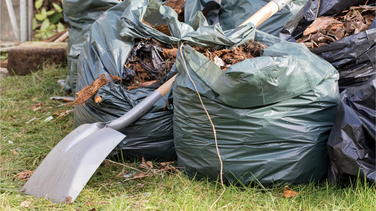 Keine Sorge: Grünschnitt und Laub dürfen Sie nach wie vor in der Biotonne oder auf dem Kompost entsorgen.