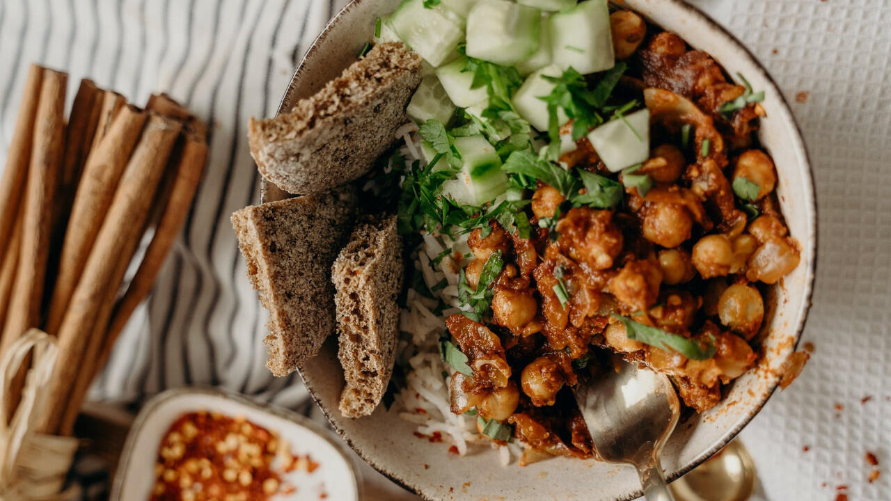 Die gesunden Kichererbsen schmecken nicht nur als Hummus oder Falafel, sondern auch in Eintöpfen, Currys und Bowls. Die gesunden Kichererbsen schmecken nicht nur als Hummus oder Falafel, sondern auch in Eintöpfen, Currys und Bowls.