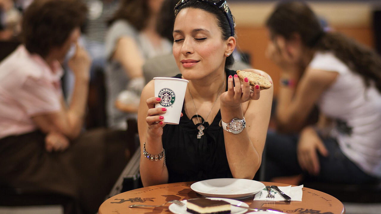 Sie genießt anscheinend Kaffee von Starbucks. Professionellen Verkostern schmeckte Starbucks-Espresso allerdings im Test nicht.
