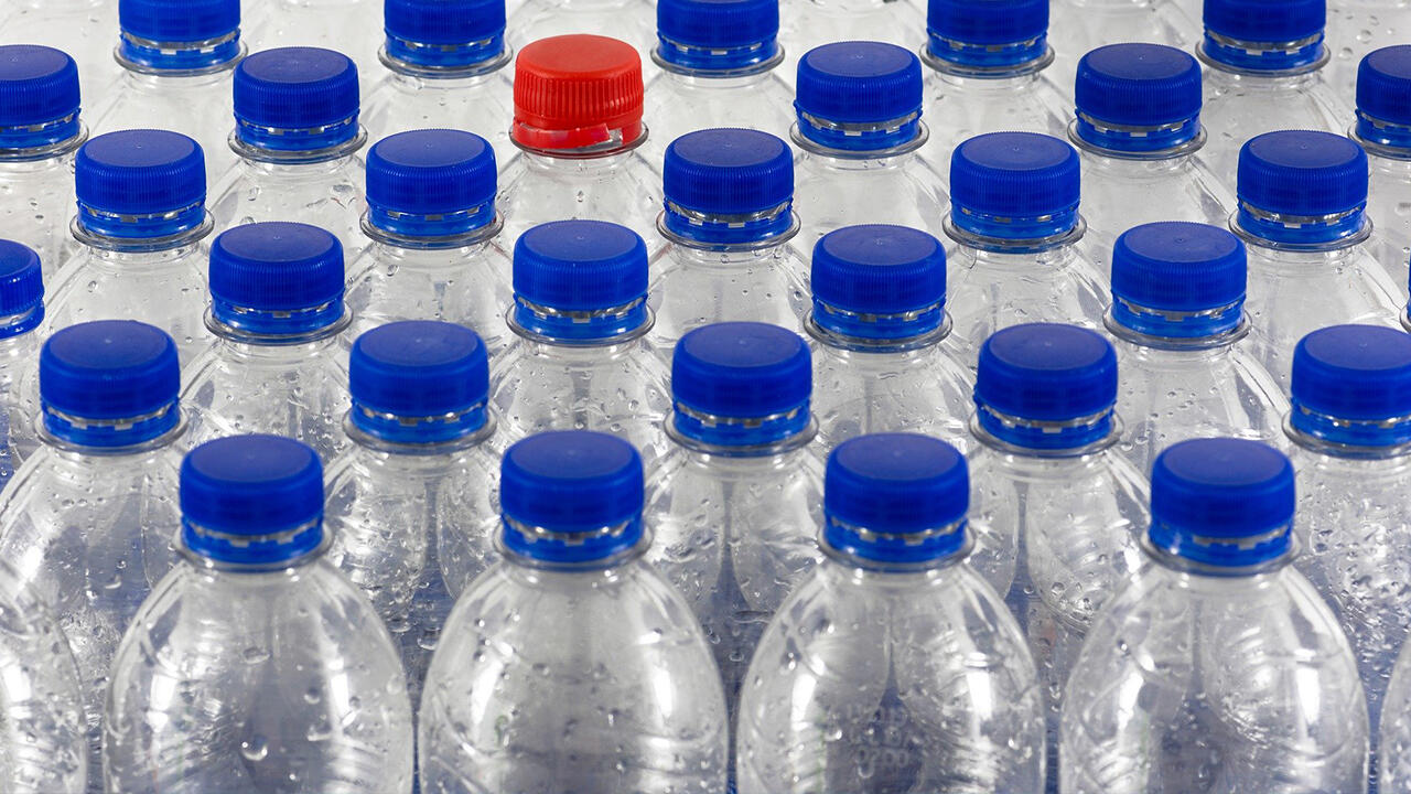 Viele Menschen trinken jeden Tag Mineralwasser. Daher halten wir eine ökologische Verpackung für wichtig. Kritik gibt es im Test daher für Einweg-Plastikflaschen. Viele Menschen trinken jeden Tag Mineralwasser. Daher halten wir eine ökologische Verpackung für wichtig. Kritik gibt es im Test daher für Einweg-Plastikflaschen.