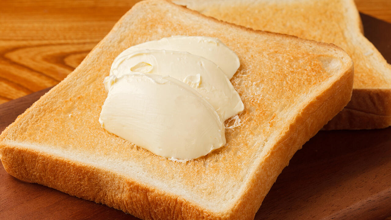 Margarine kommt in vielen Haushalten täglich aufs Brot. Umso ärgerlicher, wenn sie Schadstoffe wie Mineralöl enthält. 