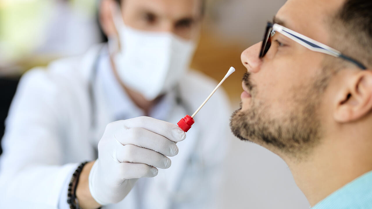 Nutzer der Corona-Warn-App, die eine Warnmeldung erhalten haben, können sich kostenlos testen lassen. Ein PCR-Test wird aber nicht immer gemacht. Nutzer der Corona-Warn-App, die eine Warnmeldung erhalten haben, können sich kostenlos testen lassen. Ein PCR-Test wird aber nicht immer gemacht.