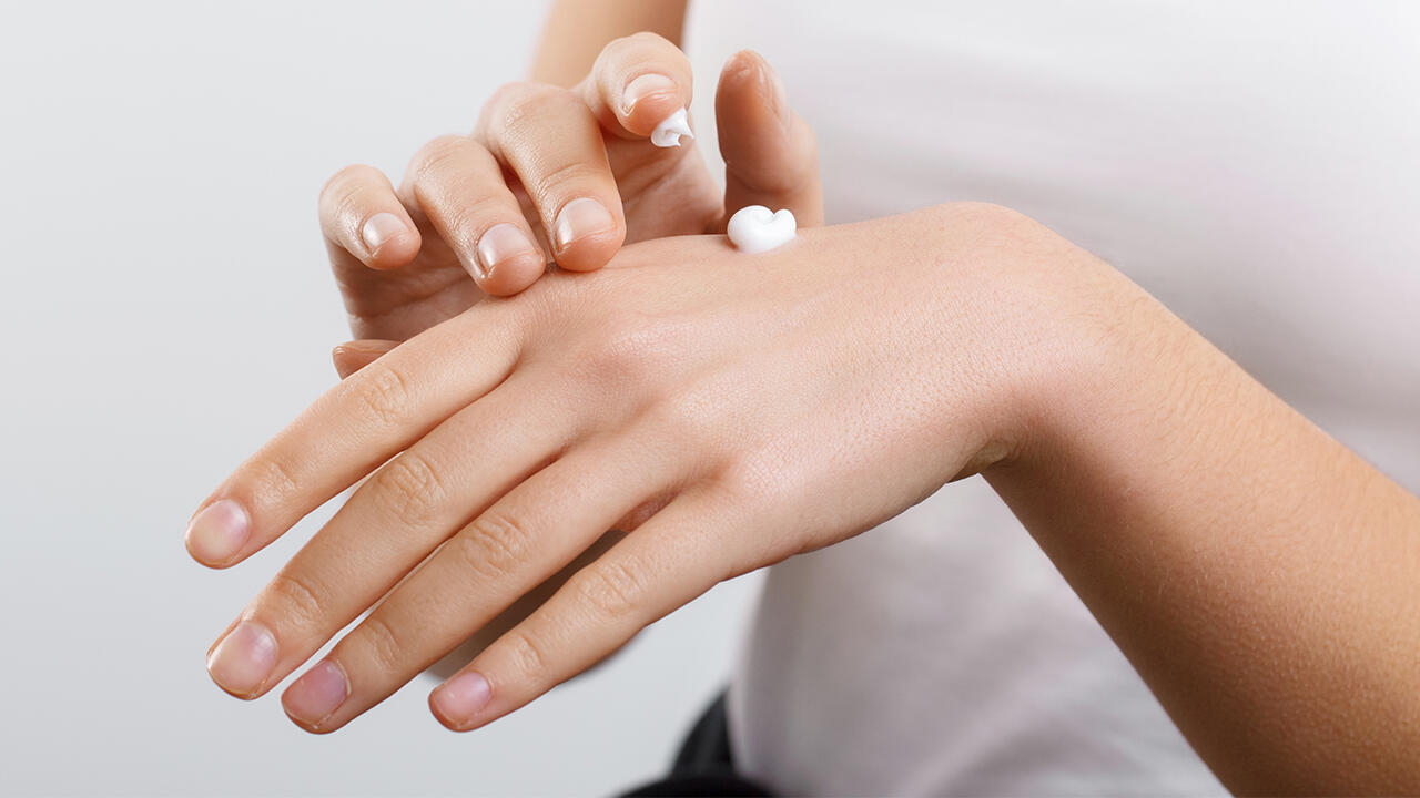 Besonders im Winter müssen Menschen mit empfindlicher Haut ihre Hände pflegen. 