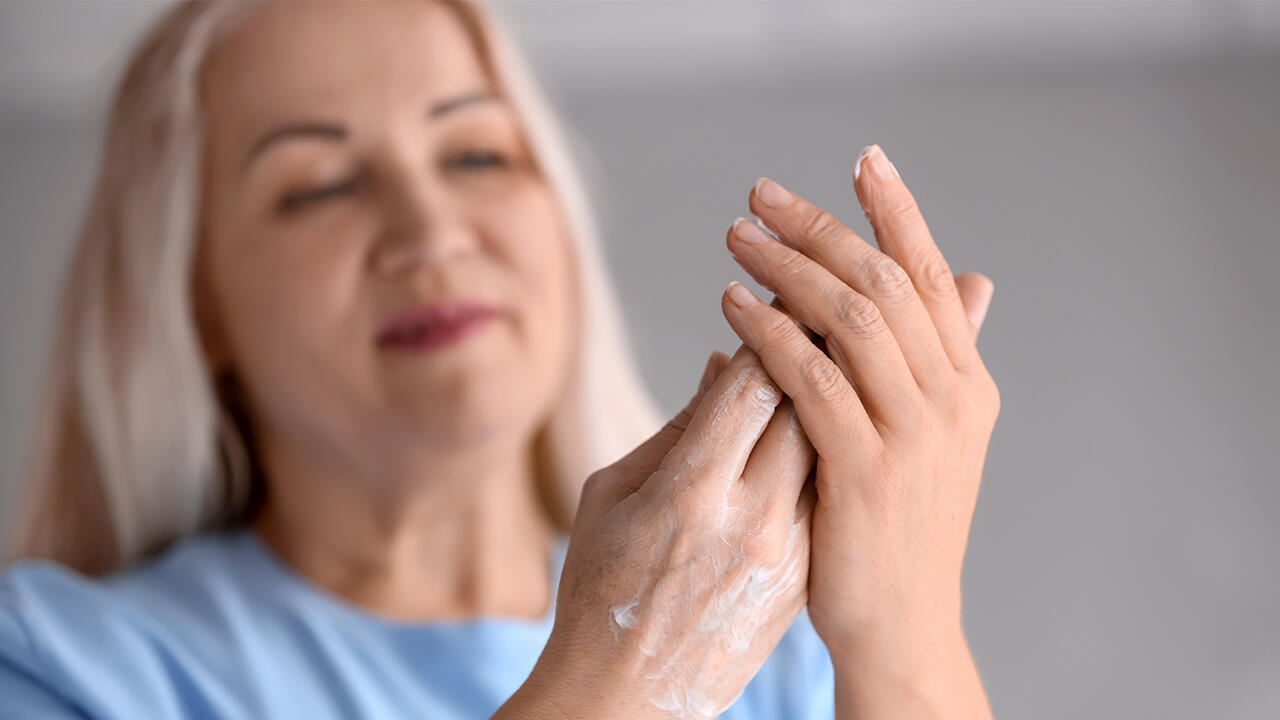 Handpflege: Was können Sie tun, um ihre trockenen und rissigen Hände zu pflegen? Wir geben Tipps.
