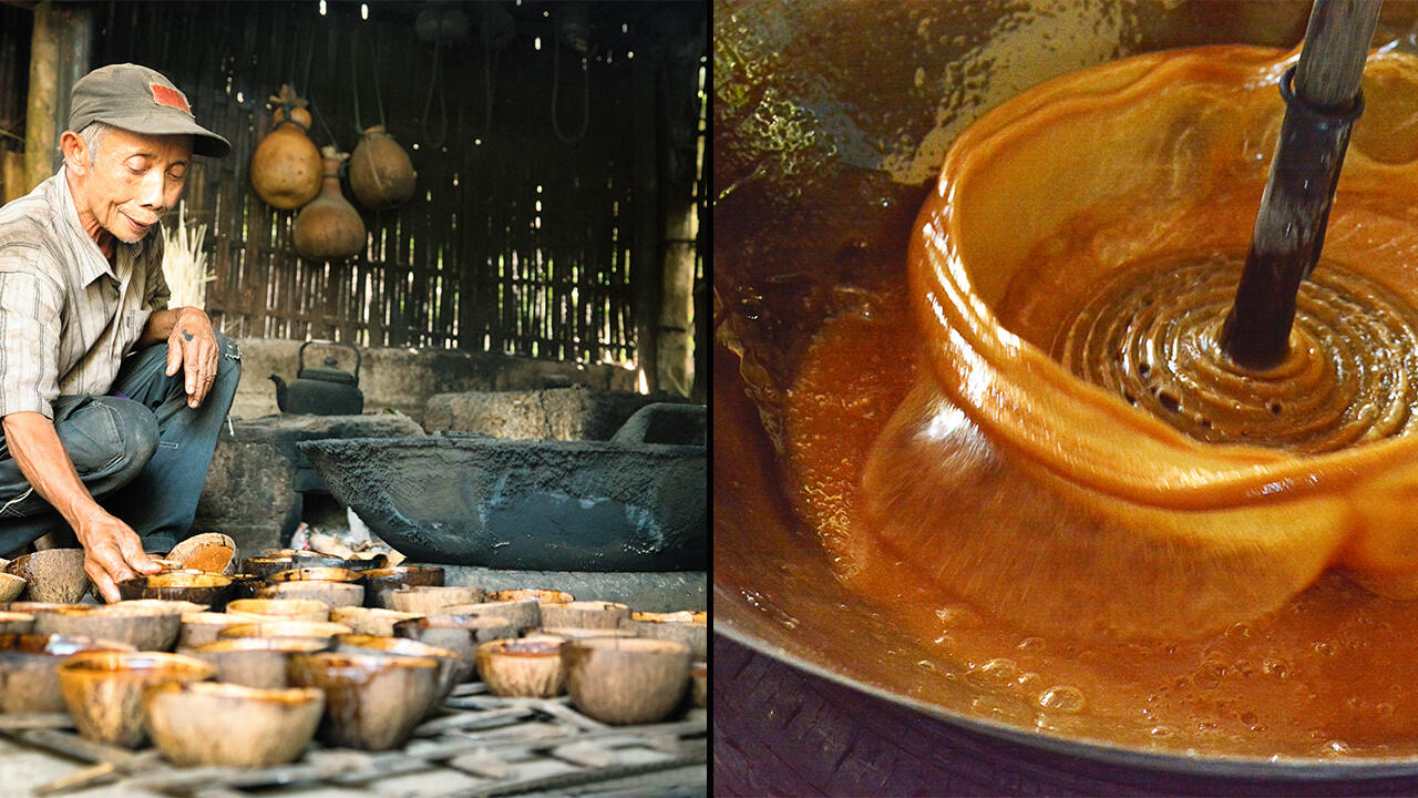 Auf dem offenen Feuer kocht der Bauer den Saft nach traditioneller Methode ein. Und Ständiges Rühren ist wichtig, damit der Zucker am Ende kristallisiert. Auf dem offenen Feuer kocht der Bauer den Saft nach traditioneller Methode ein. Und Ständiges Rühren ist wichtig, damit der Zucker am Ende kristallisiert.