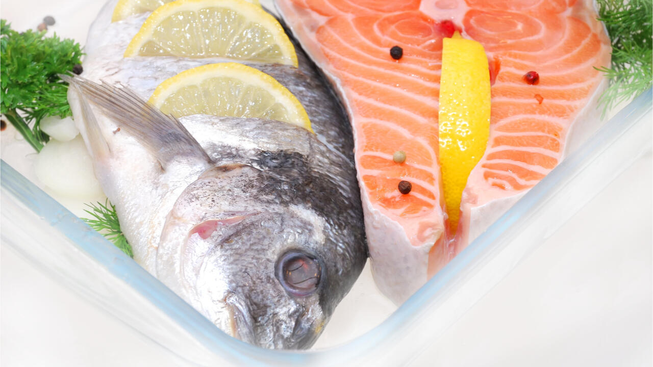 Gefrorenen Fisch tauen Sie am besten in einem Gefäß im Kühlschrank auf. Gefrorenen Fisch tauen Sie am besten in einem Gefäß im Kühlschrank auf.