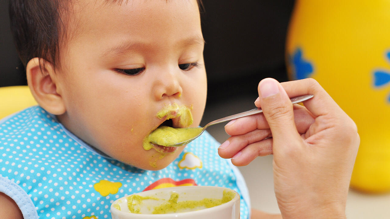 Gemüsebreie aus Gläschen sind eine praktische Lösung für die Ernährung von Babys.
