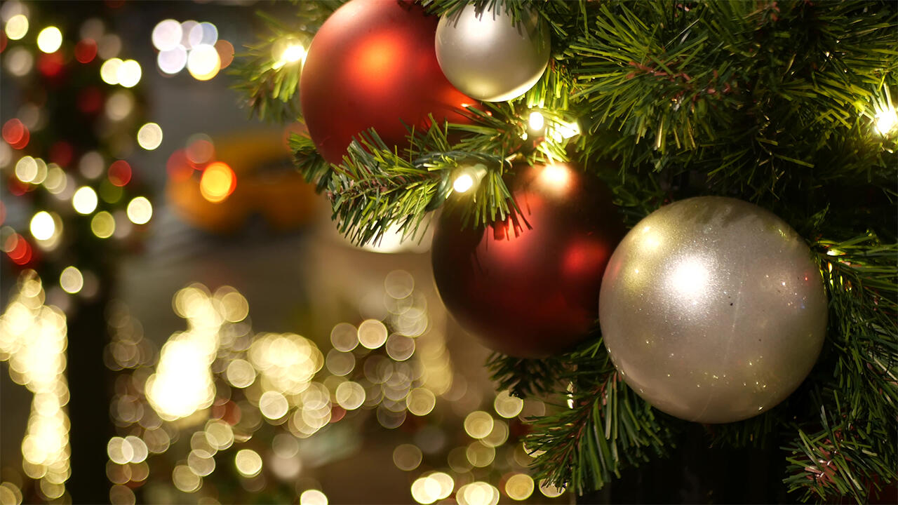 Geschenke gehören zu Weihnachten dazu, die Geschenkverpackung behalten Sie einfach bis zum nächsten Jahr auf und verwenden sie erneut.