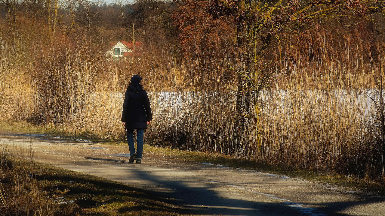 Besonders im Winter verwenden viele Menschen zur Pflege und zum Schutz der empfindlichen Haut eine Handcreme.