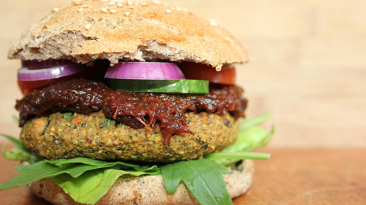 Professionelle Sensorikprüfer haben Aussehen, Geschmack und Konsistenz der veganen Burger im Test bewertet.