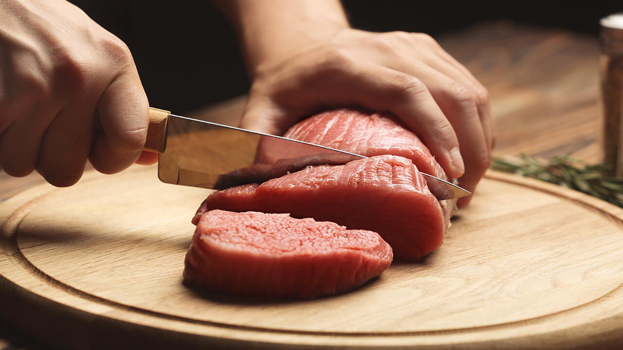 Planen Sie für das Weihnachtsessen genügend Zeit für das Auftauen ein. Dadurch verliert das Fleisch weniger Wasser und wird nicht trocken oder zäh. Planen Sie für das Weihnachtsessen genügend Zeit für das Auftauen ein. Dadurch verliert das Fleisch weniger Wasser und wird nicht trocken oder zäh.