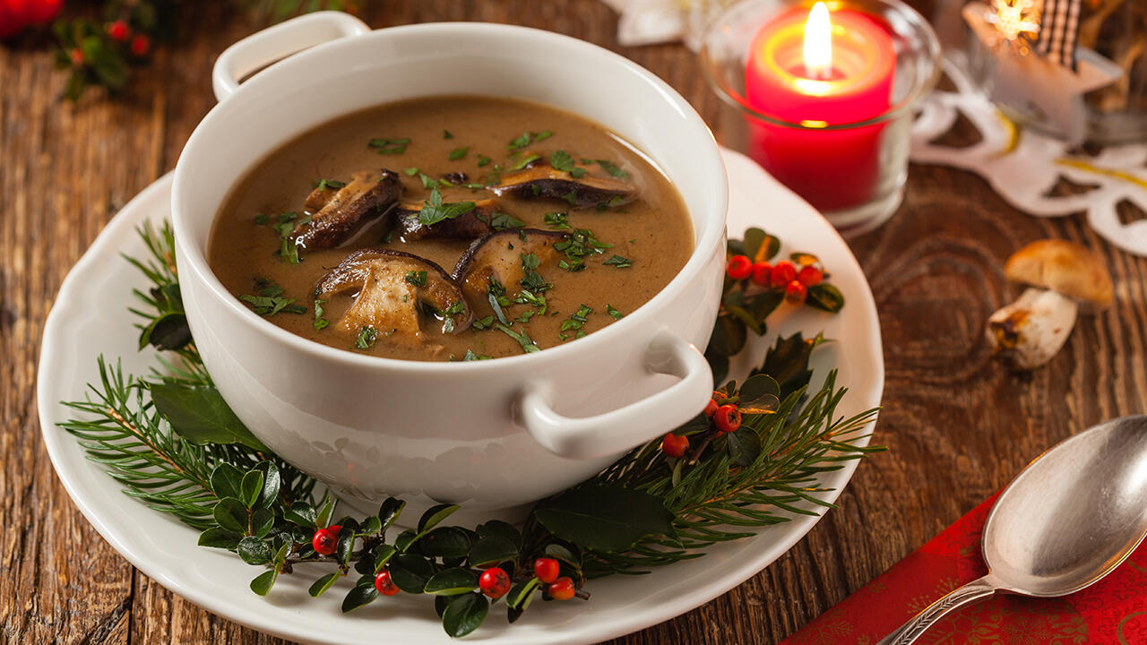 Eine versalzene Suppe müssen Sie nicht sofort wegschütten. Sie können sie zum Beispiel mit Wasser, Wein oder Milch strecken. Eine versalzene Suppe müssen Sie nicht sofort wegschütten. Sie können sie zum Beispiel mit Wasser, Wein oder Milch strecken.