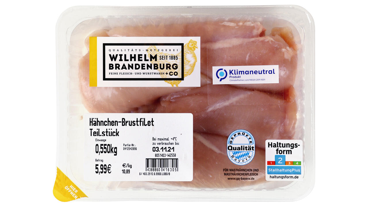 Das Hähnchenbrustfilet bei Rewe soll "klimaneutral" sein. Das Hähnchenbrustfilet bei Rewe soll "klimaneutral" sein.