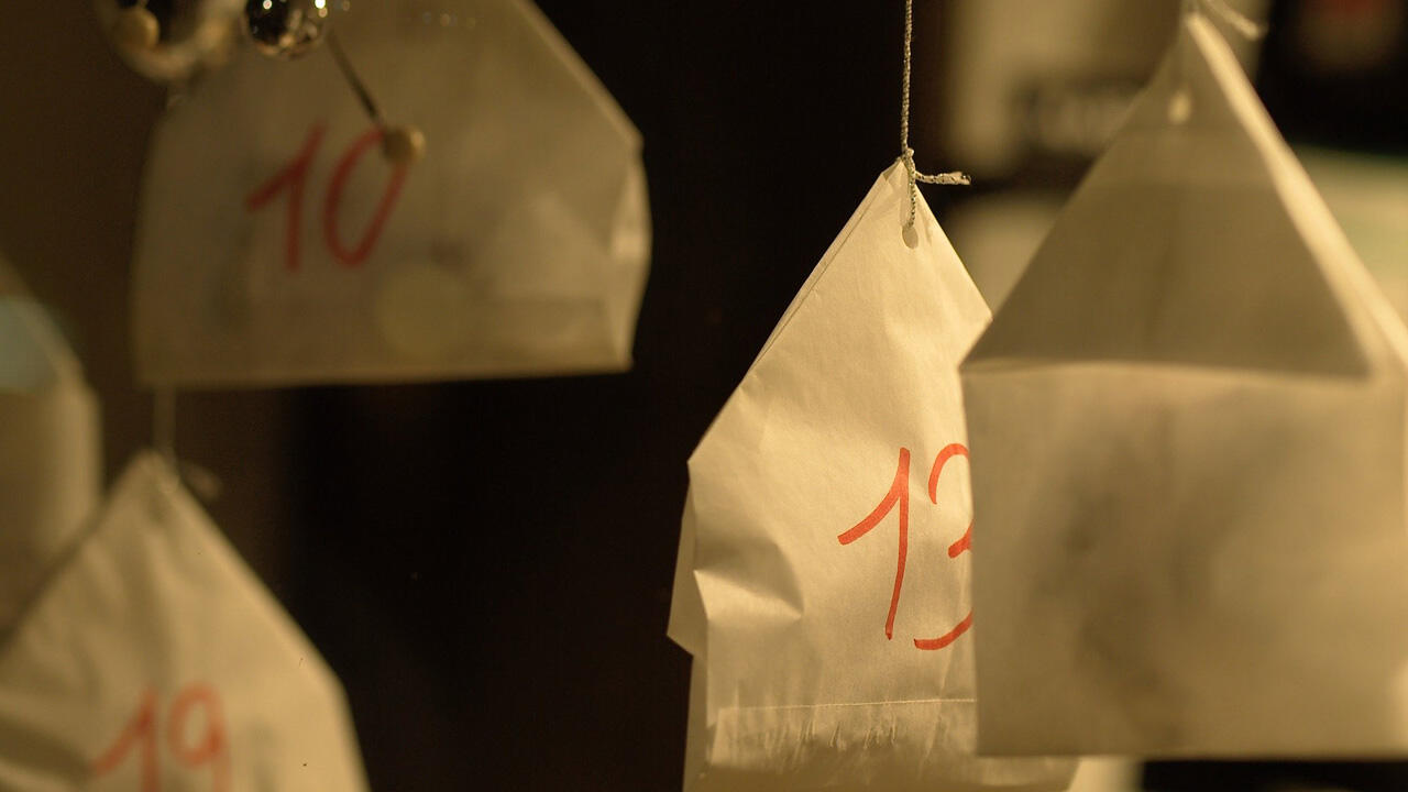 Adventskalender befüllen: die Verpackung kann auch schlicht gehalten sein. Adventskalender befüllen: die Verpackung kann auch schlicht gehalten sein.