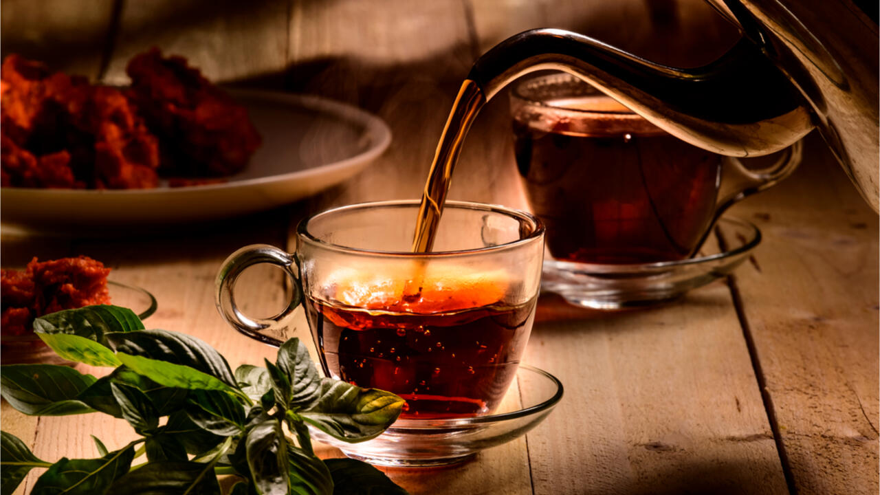 Zwei Tassen Schwarztee entsprechen ungefähr dem Koffeingehalt einer Tasse Kaffee. Zwei Tassen Schwarztee entsprechen ungefähr dem Koffeingehalt einer Tasse Kaffee.