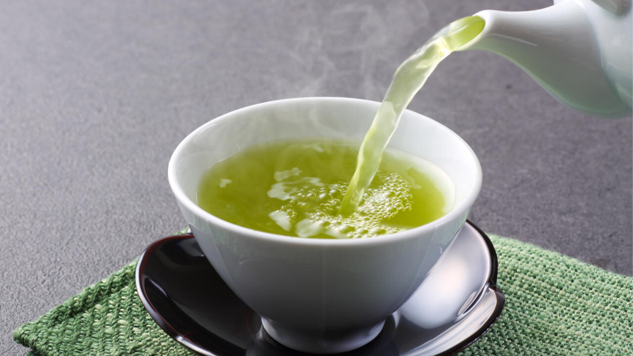 Grüner Tee enthält Koffein – genau wie Kaffee. Allerdings ist nicht jeder ein Fan des Geschmacks.