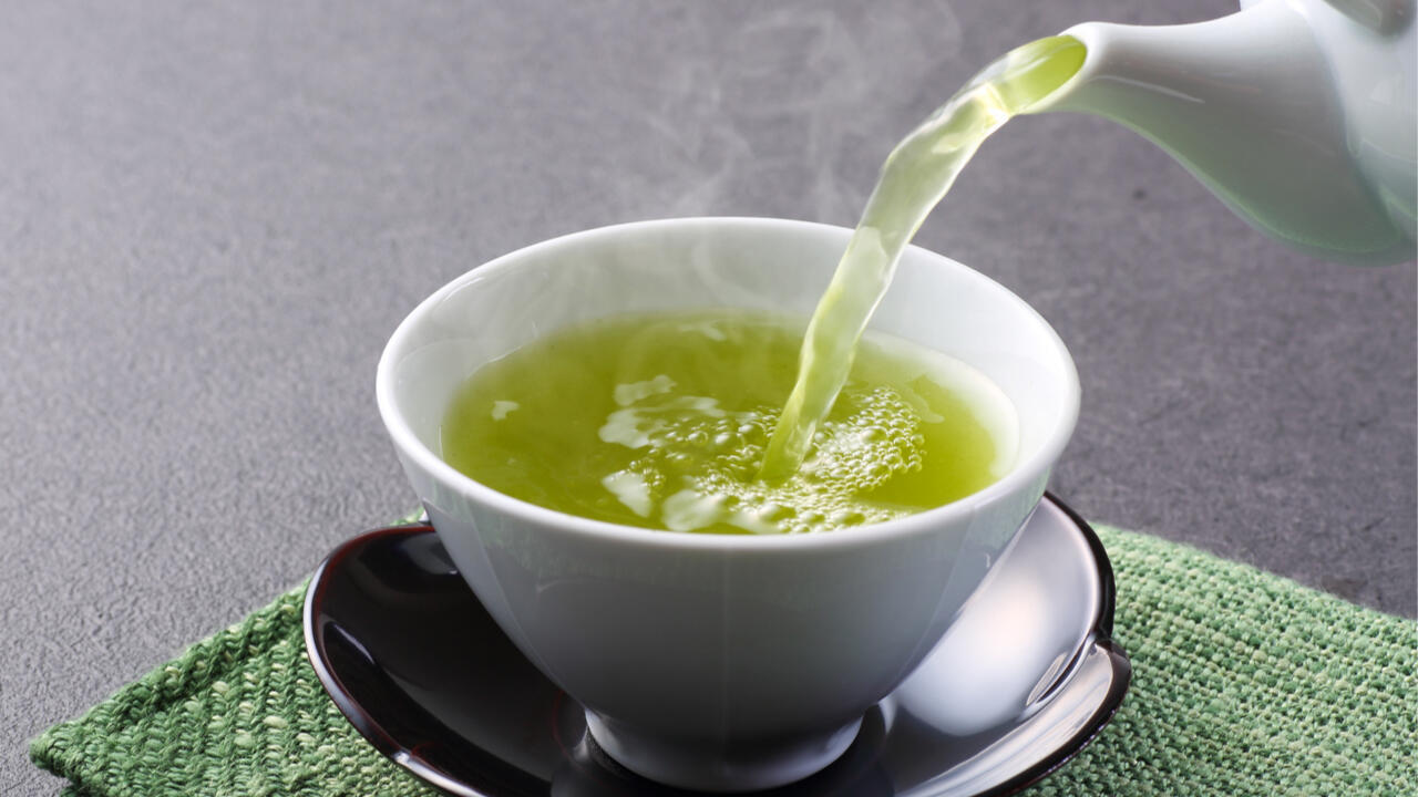 Grüner Tee enthält Koffein – genau wie Kaffee. Allerdings ist nicht jeder ein Fan des Geschmacks. Grüner Tee enthält Koffein – genau wie Kaffee. Allerdings ist nicht jeder ein Fan des Geschmacks.