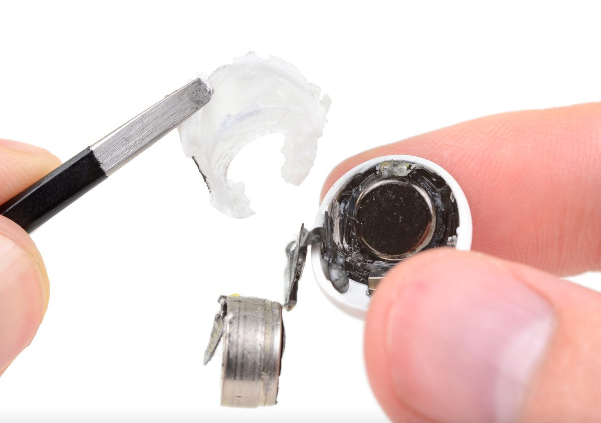 Airpods-Reparatur kaum möglich: Verklebte Komponenten und keine Ersatzteile. Airpods-Reparatur kaum möglich: Verklebte Komponenten und keine Ersatzteile.