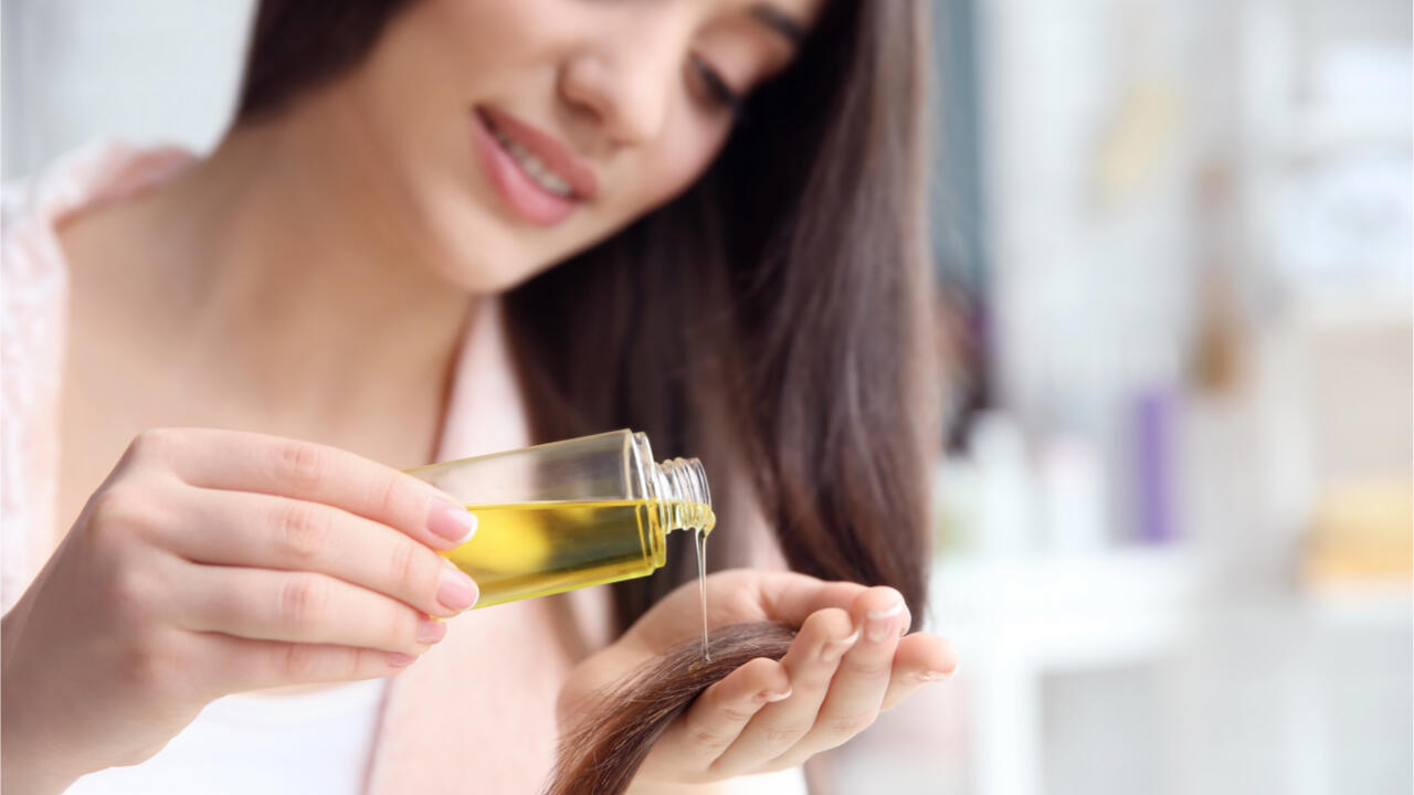 Eine kleine Portion Olivenöl ins handtuchtrockene Haar massieren, auswaschen, fertig!