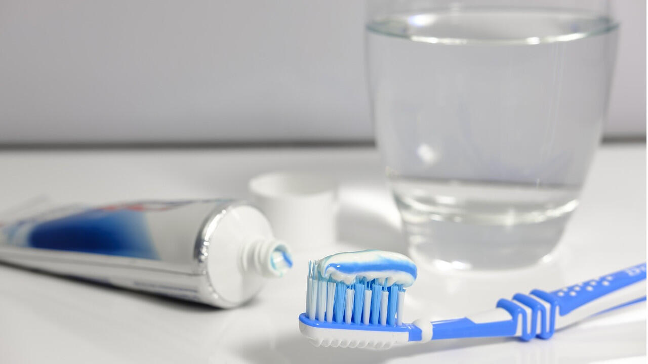 Zahnbürste und Zahnpasta gehören zum Zähneputzen selbstverständlich dazu – die Zahnseide für eine gründliche Zahnpflege wird oft vergessen.