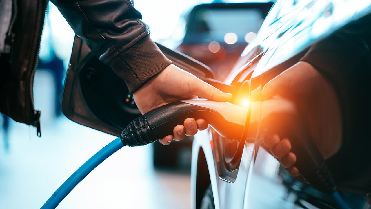Ab 2022 müssen Plug-in-Hybrid-Autos 60 Kilometer weit mit dem Elektromotor kommen statt bisher 40 Kilometer. Ab 2022 müssen Plug-in-Hybrid-Autos 60 Kilometer weit mit dem Elektromotor kommen statt bisher 40 Kilometer.