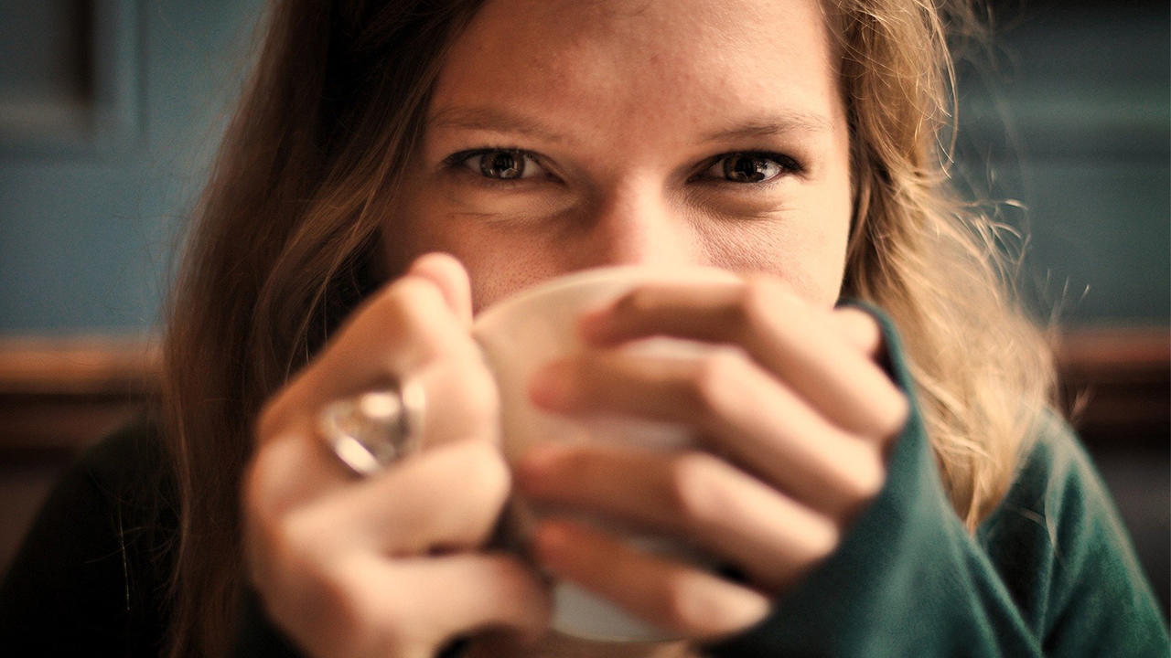 Bei einer Erkältung trinken viele Menschen Tee. Sie empfinden die Wärme als wohltuend.