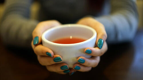 Tee trinken empfinden viele Menschen bei einer Erkältung als wohltuend.