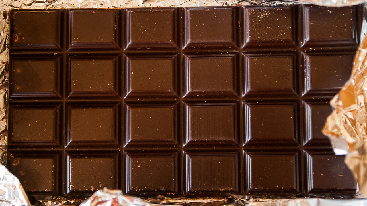 Wir haben Inhaltsstoffe und Kakaoproduktion von 25 Schokoladen-Tafeln überprüft.