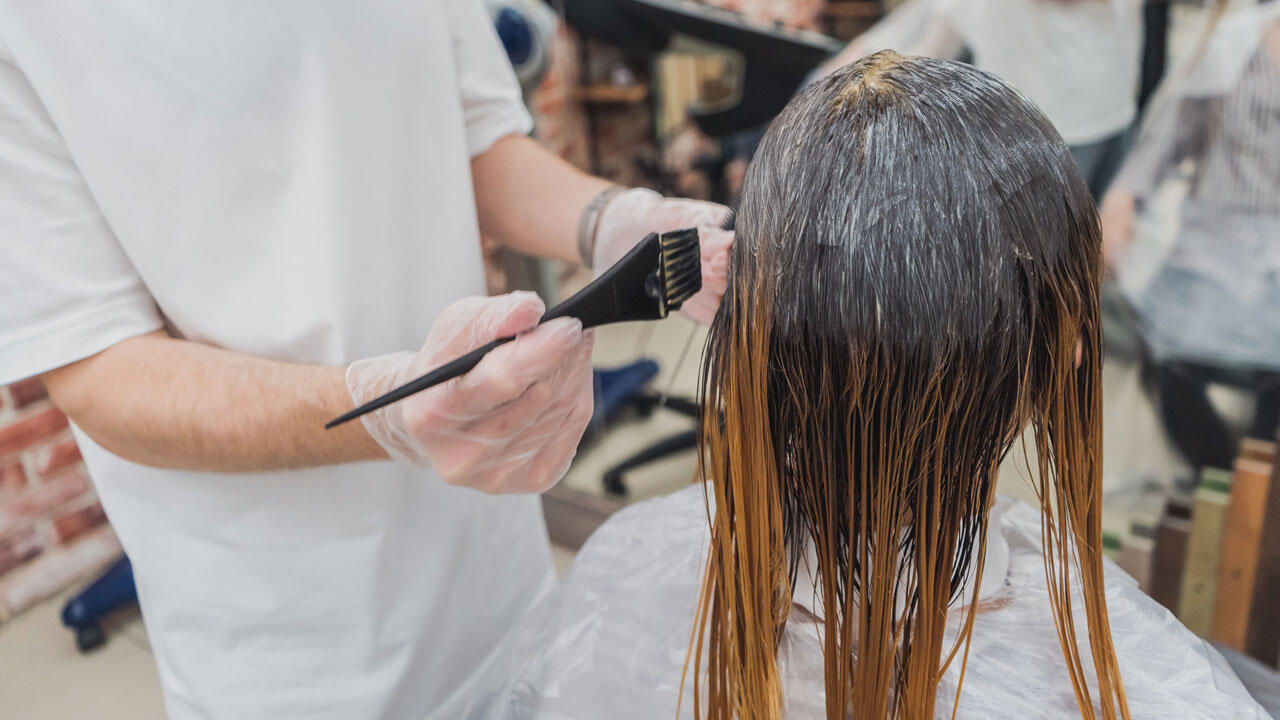 Haare färben geschieht oft mit problematischen Färbechemikalien.