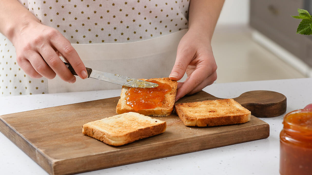 Eine Scheibe Toastbrot gehört für viele Menschen zum Morgenritual. Wir können jedoch nicht alle Produkte empfehlen.