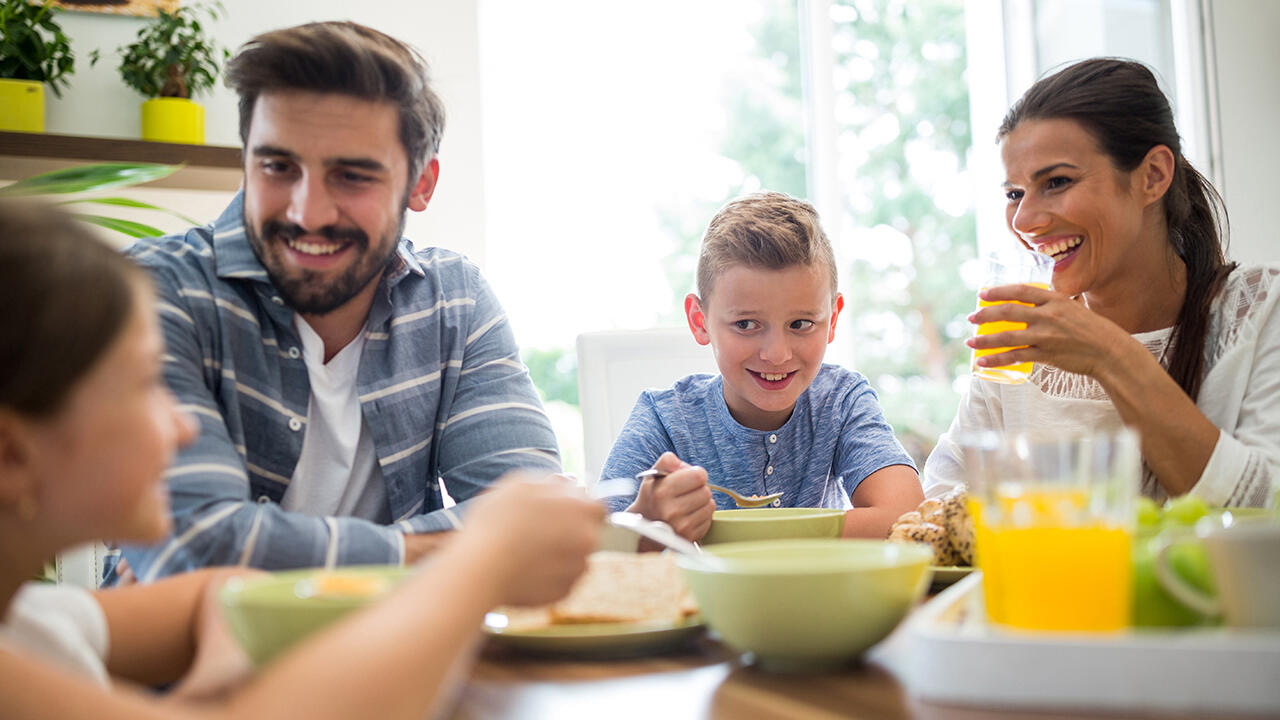 Orangensaft am besten zum Essen trinken: Dann verringert sich die spontane Energieaufnahme mit der Mahlzeit. Orangensaft am besten zum Essen trinken: Dann verringert sich die spontane Energieaufnahme mit der Mahlzeit.