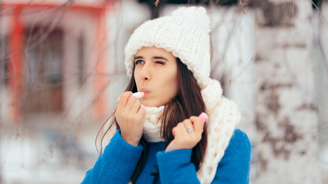 Im Winter brauchen unsere Lippen intensive Pflege. Aber Achtung: Mit manchen Produkten schmieren Sie sich Mineralöl auf die Lippen.