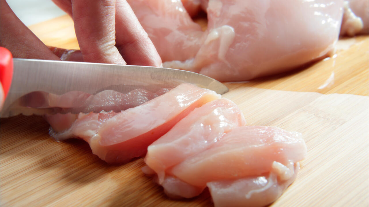 Hände und Oberflächen sollten nach der Verarbeitung von rohem Fleisch gründlich gereinigt wurden.