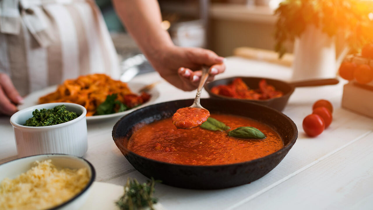 Eine leckere Tomatensauce lässt vielen Menschen das Wasser im Munde zusammenlaufen. Was sie aber nicht ahnen: In manchen Passatas könnten schimmelige Tomaten gelandet sein.