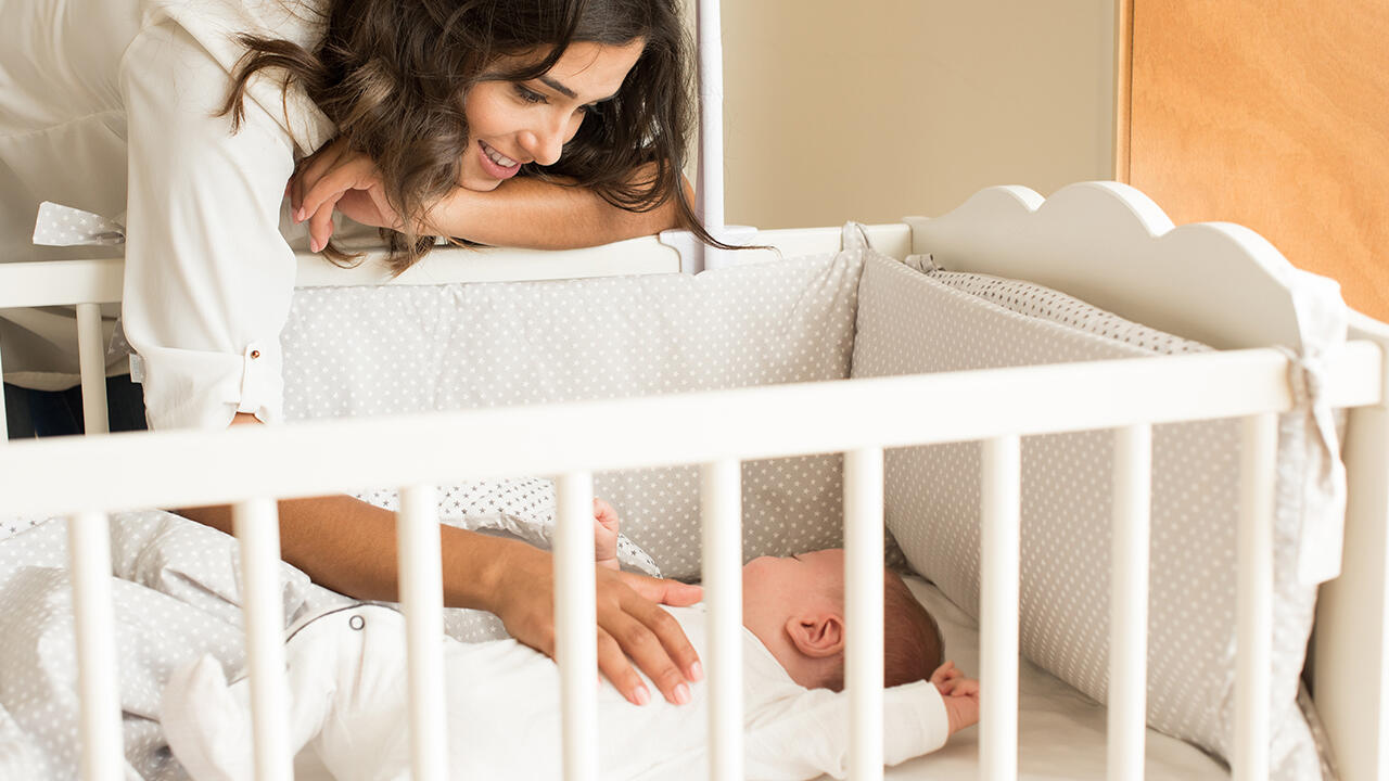Babymatratzen-Test: Wichtig ist, dass die Kleinen auf den Kindermatratzen sicher liegen. Babymatratzen-Test: Wichtig ist, dass die Kleinen auf den Kindermatratzen sicher liegen.