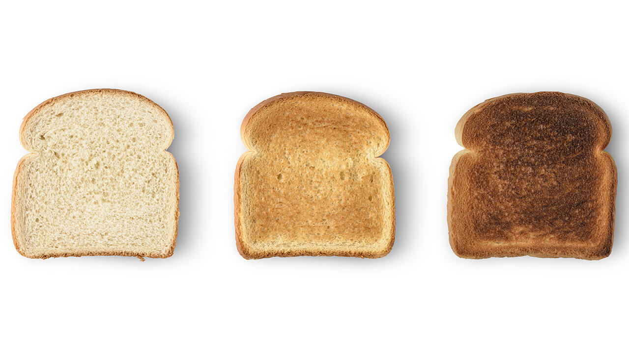Angekohltes Toastbrot sollten Sie besser nicht essen: Selbst, wenn Sie die dunkle Schicht abkratzen, beseitigen Sie nicht alle entstandenen Schadstoffe.