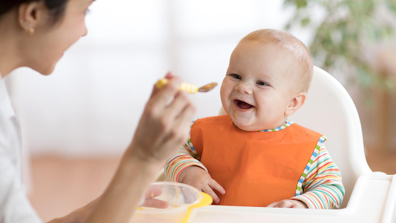 Nicht jeder Babybrei mit Fleisch und Gemüse ist empfehlenswert: In manchen Gläschen haben wir Furangehalte gefunden, die wir als "erhöht" bewerten.