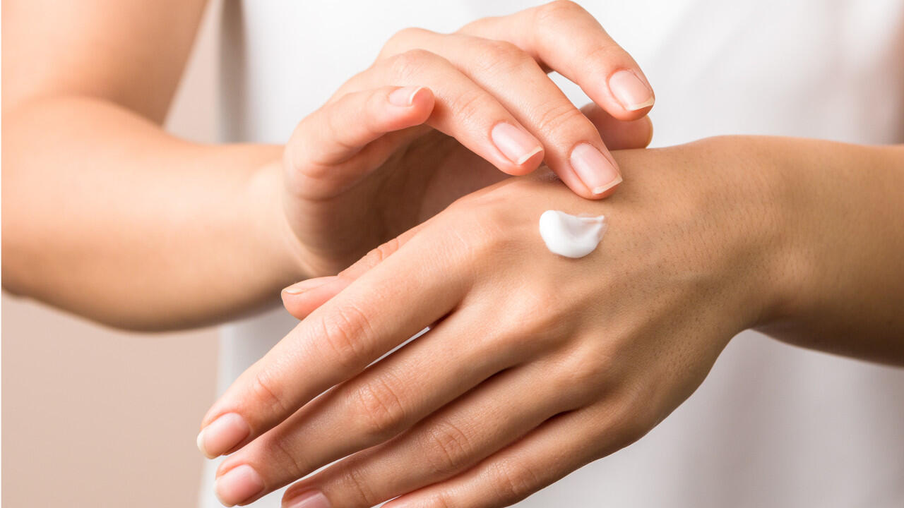 Von der selbst gemachten Handcreme reicht ein mittelgroßer Klecks aus, um die Hände damit einzucremen. Von der selbst gemachten Handcreme reicht ein mittelgroßer Klecks aus, um die Hände damit einzucremen.