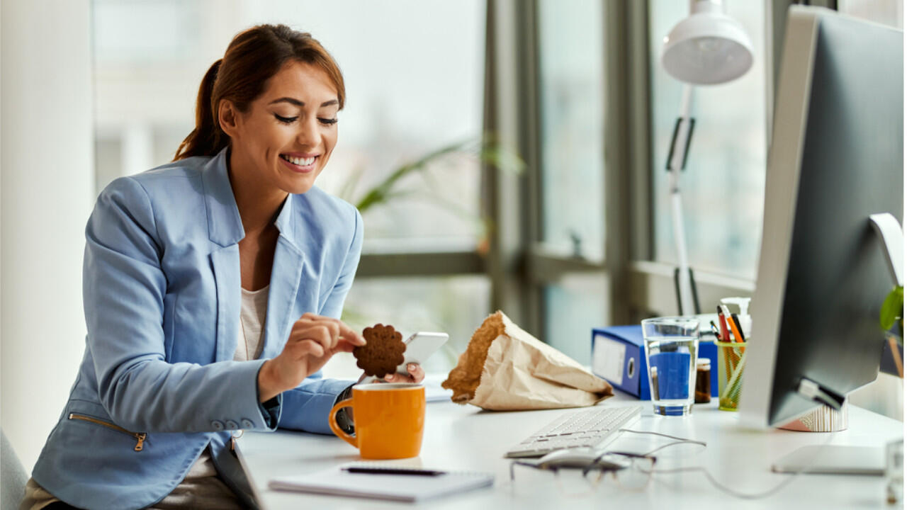 Ein Keks oder Schokoriegel zum Kaffee gehört für viele zum Arbeitstag dazu - abnehmen werden Sie mit diesen kleinen Kalorienbomben aber nicht.