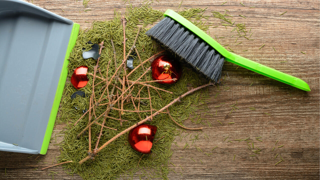 Nach ein paar Wochen nadelt der Weihnachtsbaum und muss raus aus dem Wohnzimmer. Bei der Entsorgung gibt es ein paar Dinge zu beachten. Nach ein paar Wochen nadelt der Weihnachtsbaum und muss raus aus dem Wohnzimmer. Bei der Entsorgung gibt es ein paar Dinge zu beachten.
