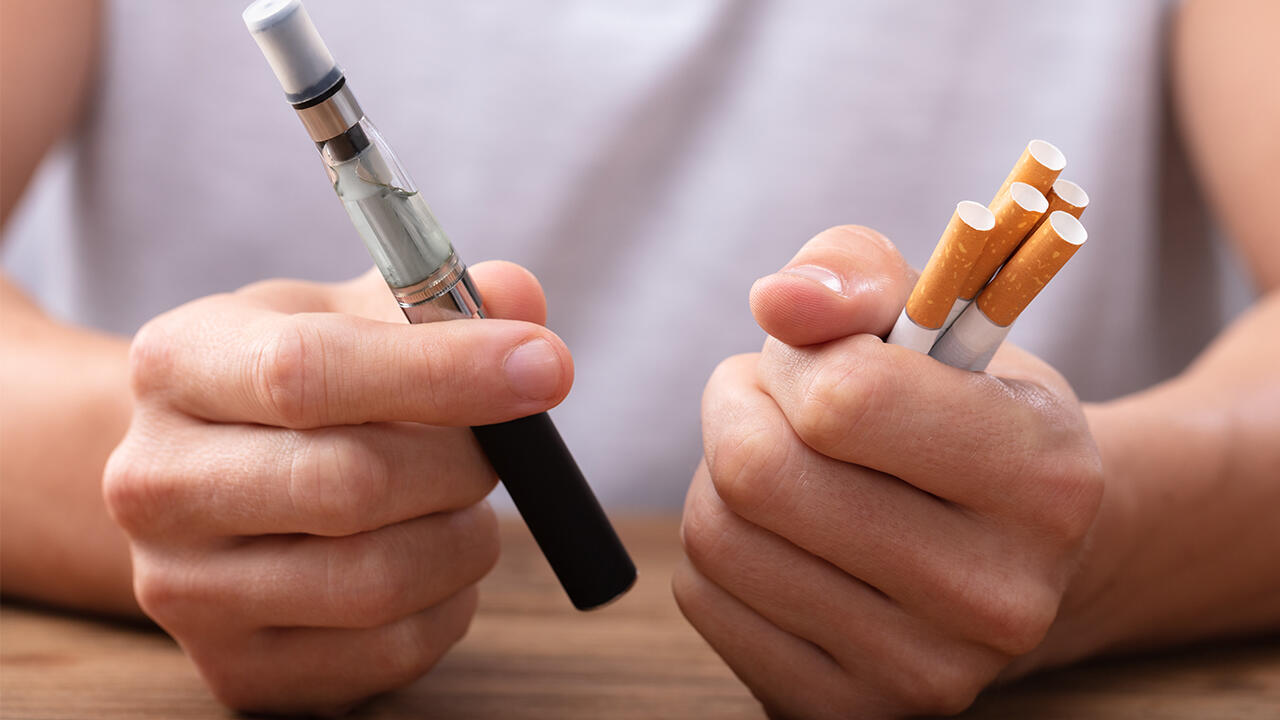 E-Zigaretten sind etwas weniger schädlich als die normalen Tabakzigaretten, eignen sich aber laut Professor Thomas Münzel eher nicht zur Raucherentwöhnung. 