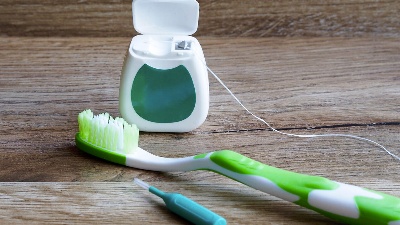 Mundhygiene: Zahnmediziner empfehlen neben Zähneputzen auch die Anwendung von Zahnseide, Dental Sticks oder Interdentalbürsten.