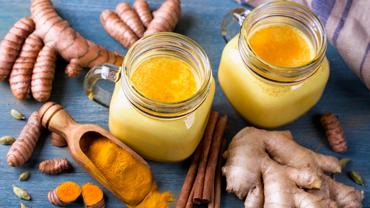 Goldener Milch werden viele positive Auswirkungen auf die Gesundheit zugesprochen. Goldener Milch werden viele positive Auswirkungen auf die Gesundheit zugesprochen.