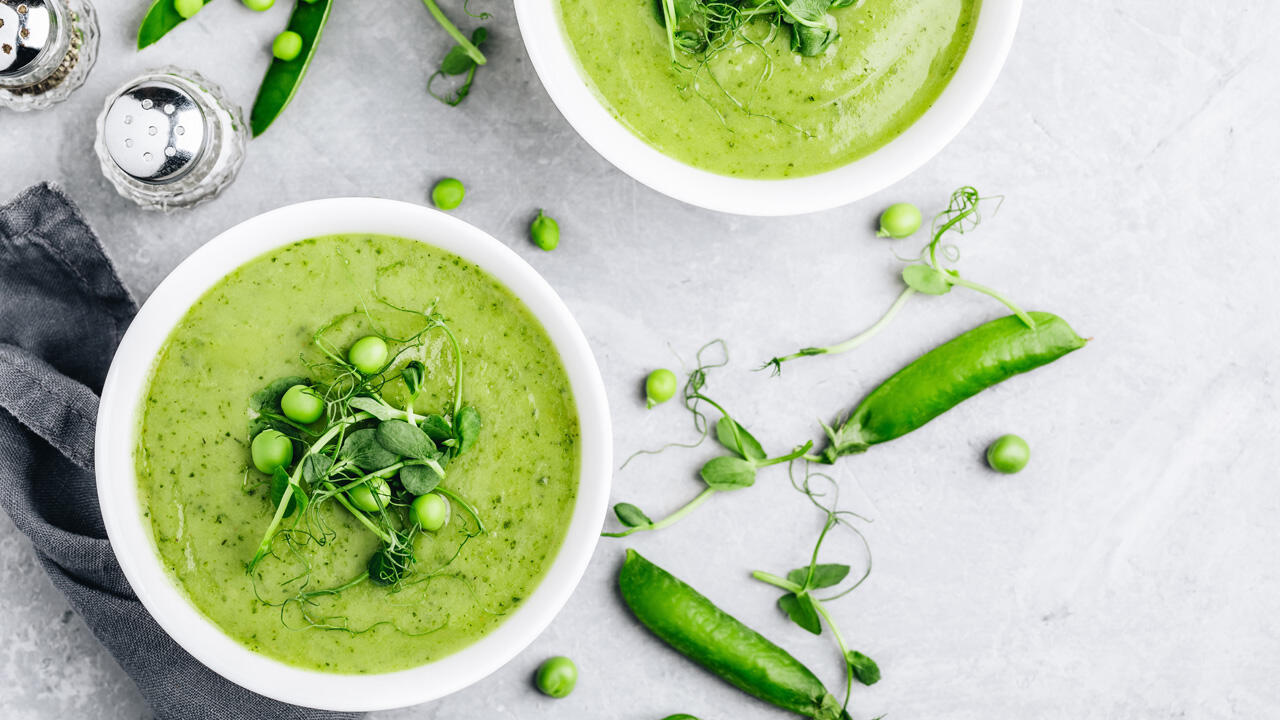 Erbsen schmecken nicht nur pur, sondern auch in Suppen, Aufstrichen und im Salat. Erbsen schmecken nicht nur pur, sondern auch in Suppen, Aufstrichen und im Salat.